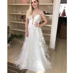 Vestido de noiva com decote vazado, aplicação de renda